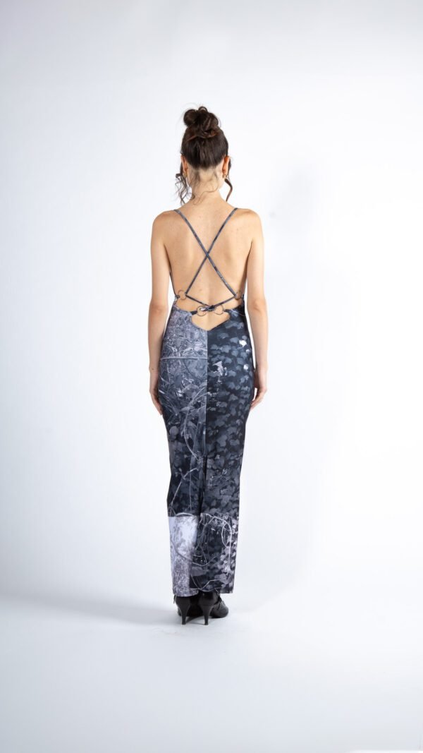 Vestido Habitar ceñido, estampado con obra visual de Javiera Dinamarca, colección cápsula Manifi