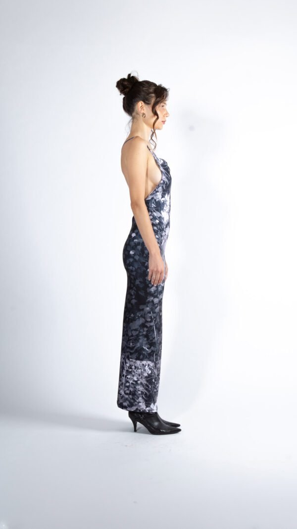 Vestido Habitar ceñido, estampado con obra visual de Javiera Dinamarca, colección cápsula Manifi