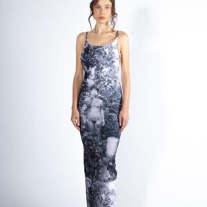 Vestido Habitar ceñido, estampado con obra visual de Javiera Dinamarca, colección cápsula Manifi
