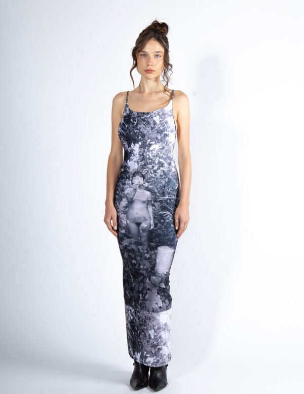 Vestido Habitar ceñido, estampado con obra visual de Javiera Dinamarca, colección cápsula Manifi