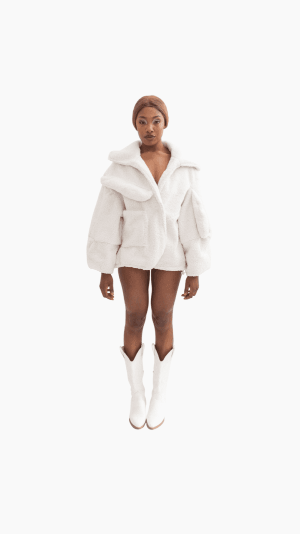 Abrigo blanco oversized de chiporro con alas acolchadas, inspirado en la forma clara de la polilla Biston betularia. Parte de la colección Epitelio de Manifi Studio.
