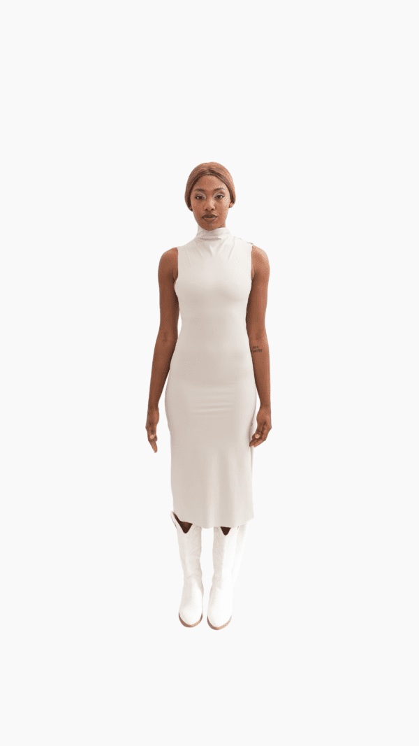 Vestido blanco de lycra con cuello alto y capa caída desde un hombro, inspirado en la morfología de la polilla Biston betularia. Parte de la colección Epitelio.