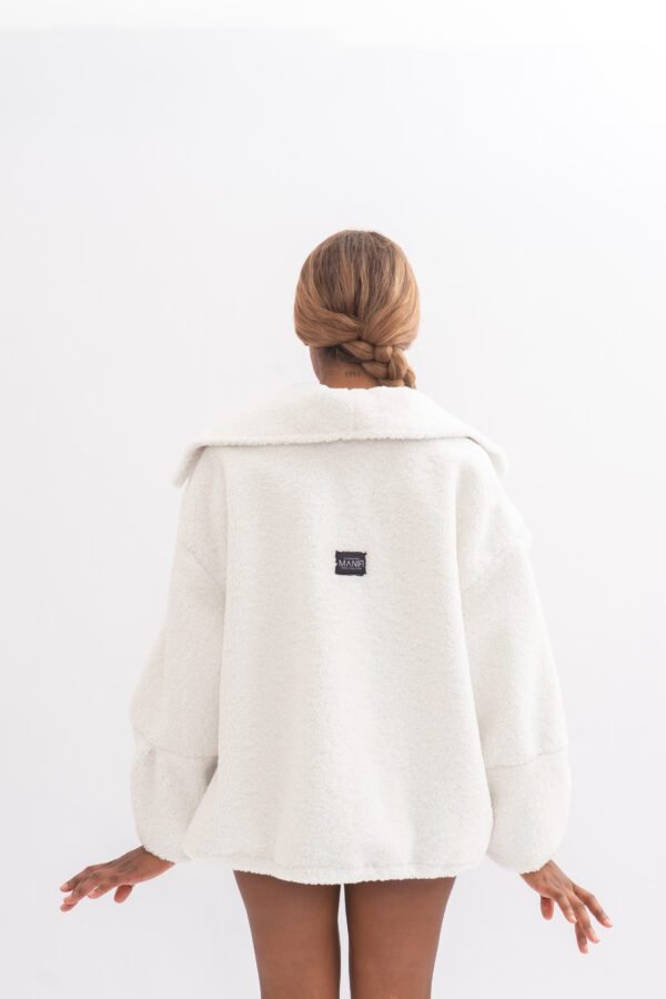 brigo blanco oversized de chiporro con alas acolchadas, inspirado en la forma clara de la polilla Biston betularia. Parte de la colección Epitelio de Manifi Studio.