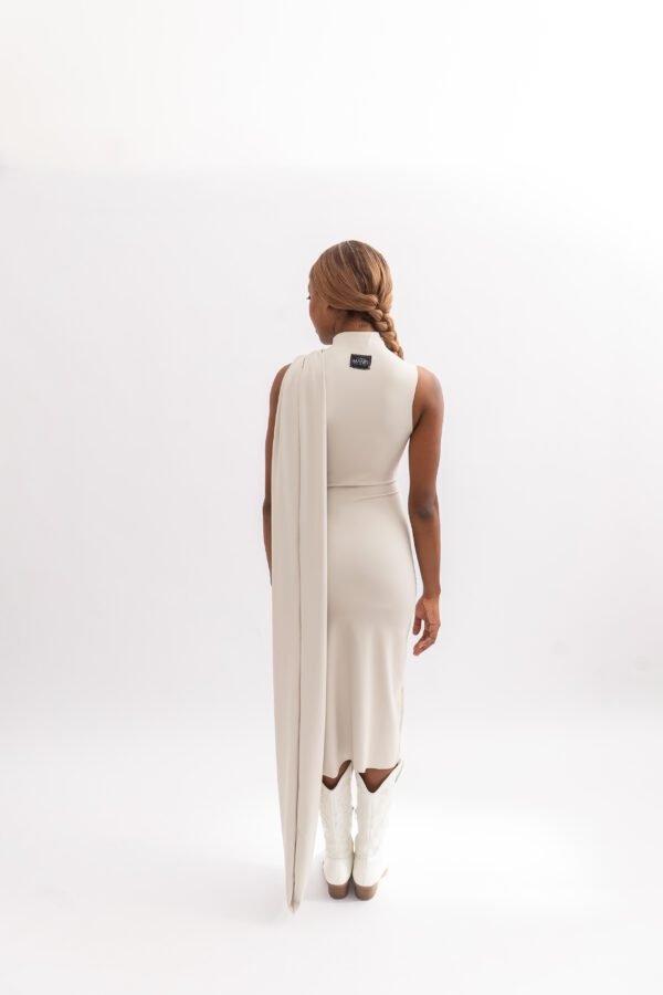 Vestido blanco de lycra con cuello alto y capa caída desde un hombro, inspirado en la morfología de la polilla Biston betularia. Parte de la colección Epitelio.