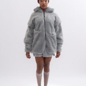 Chaqueta gris oversized de piel sintética inspirada en la polilla Biston betularia, con cuello envolvente y forro de algodón, sobre fondo neutro.
